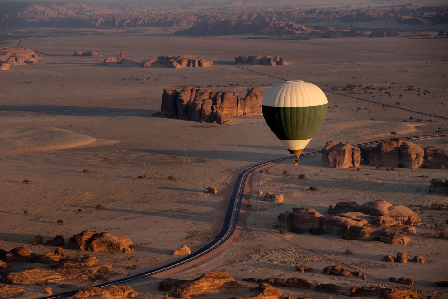 Heißluftballonfahrt bei Sonnenaufgang thumbnail