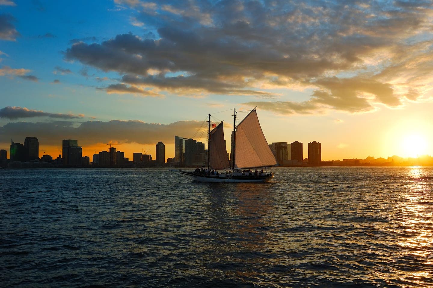 Segeltour auf dem Hudson River bei Sonnenuntergang thumbnail